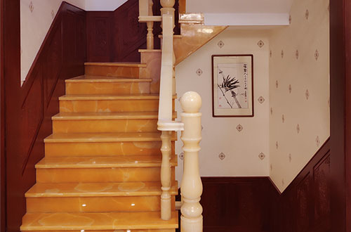 钟山中式别墅室内汉白玉石楼梯的定制安装装饰效果